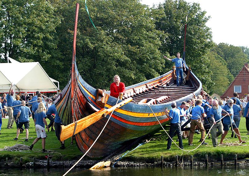 Kultura Wikingów jest nadal celebrowana w całej północnej Europie.  Tutaj, w Danii, w 2004 roku budowniczowie zrekonstruowali żaglowiec Wikingów.