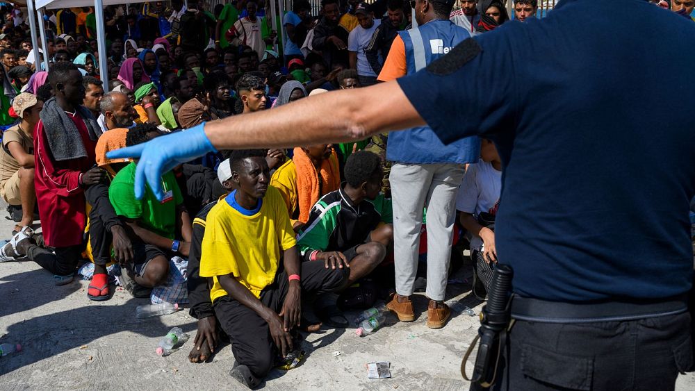 Włoski sąd blokuje deportację migranta do Tunezji, twierdząc, że nie jest to bezpieczny kraj