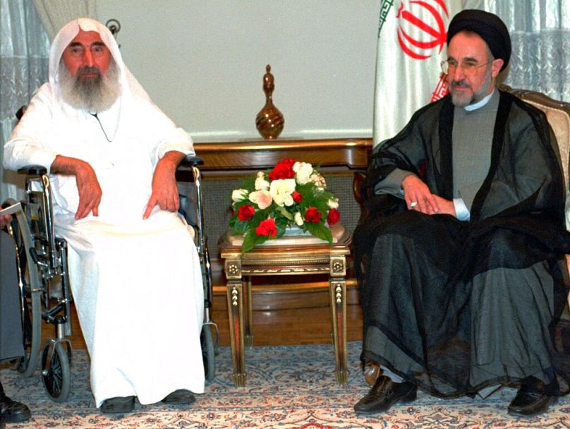 PLIK: Prezydent Iranu Mohammad Khatami (z prawej) spotyka się z szejkiem Ahmedem Yassinem, przywódcą palestyńskiej grupy bojowników Hamas, w Teheranie w sobotę 2 maja 1998 r.