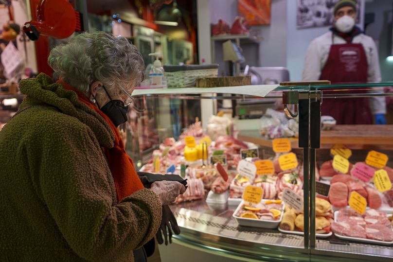 Starsza kobieta kupuje żywność na rynku we Florencji we Włoszech, czwartek, 17 lutego 2022 r.