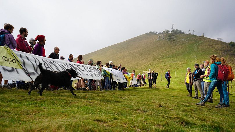 Aktywiści protestują przeciwko rozbudowie terenu narciarskiego na Monte San Primo, 14 października 2023 r.