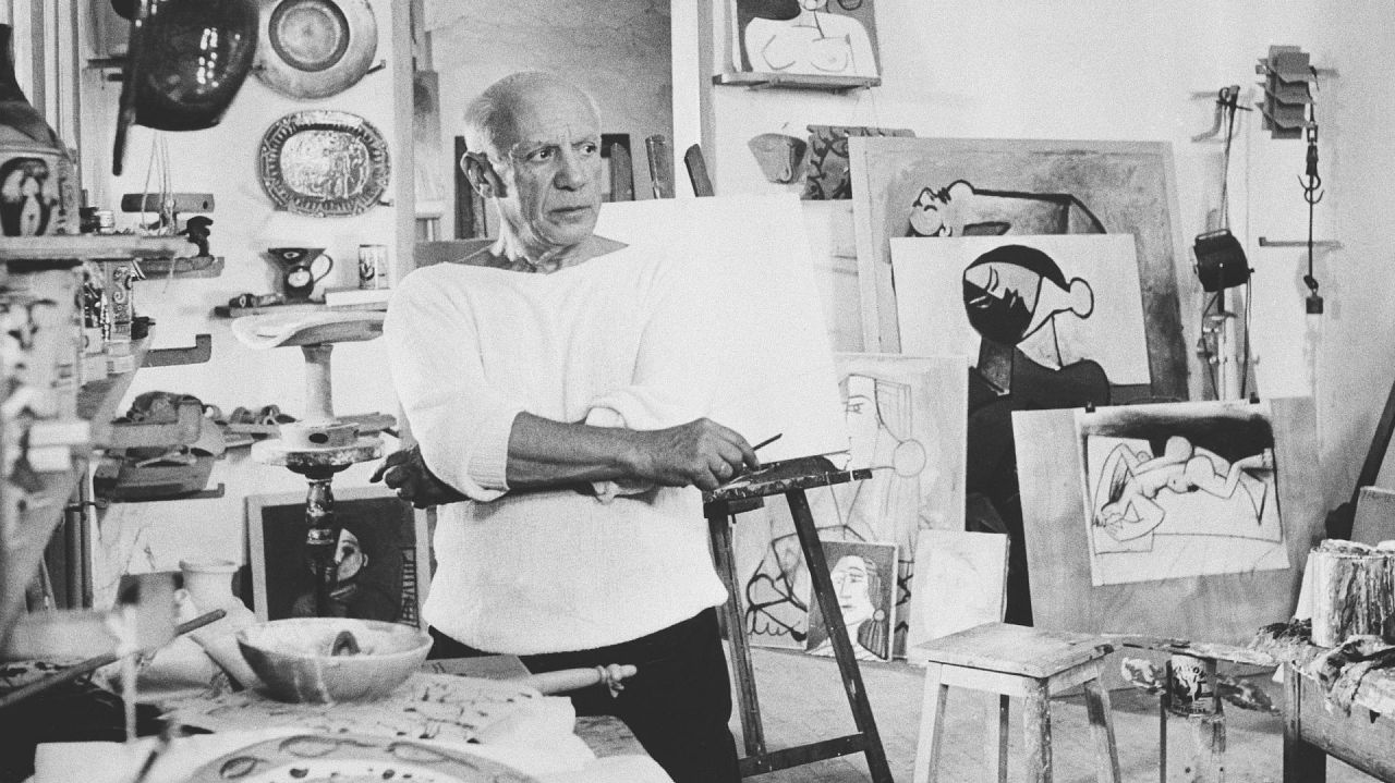 Artysta Pablo Picasso pozuje w swoim studiu w Vallauris we Francji, 23 października 1953 r.