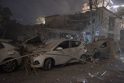 Samochody i budynki zostają zniszczone po wystrzeleniu rakiety ze Strefy Gazy w Tel Awiw w Izraelu, 7 października 2023 r.