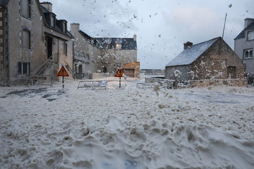 Piana morska na ulicy Penmarc'h w zachodniej Francji, 2 listopada, gdy w region uderza burza Ciaran.