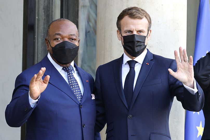 Prezydent Francji Emmanuel Macron (po prawej) i prezydent Gabonu Ali Bongo Ondimba machają prasie ze schodów Pałacu Elizejskiego w Paryżu, 12 listopada 2021 r.