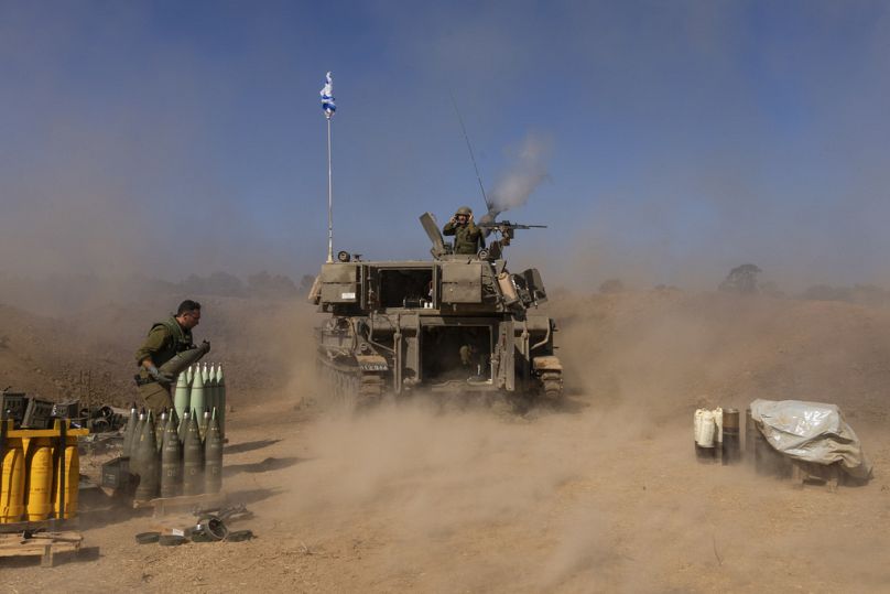 Izraelska mobilna jednostka artylerii wystrzeliwuje pociski z południowego Izraela w kierunku Strefy Gazy, w pobliżu granicy Izrael-Gaza, poniedziałek, 6 listopada 2023 r.