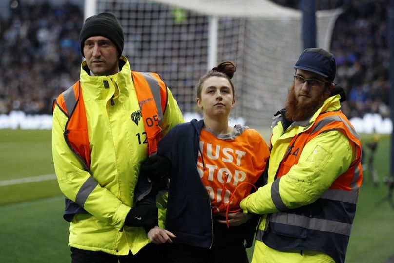 Stewardowie usuwają protestującego Just Stop Oil z marcowego meczu pomiędzy Tottenhamem Hotspur a West Ham United.