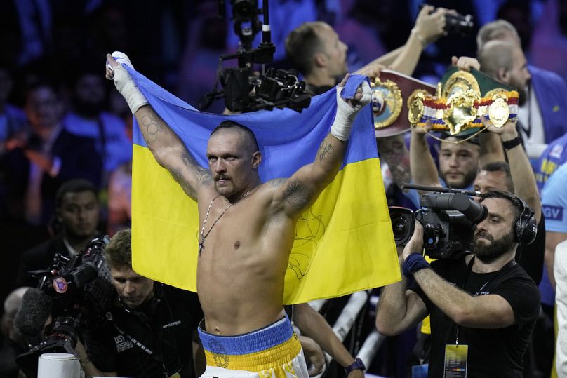 Ukrainiec Oleksandr Usyk świętuje po pokonaniu Brytyjczyka Anthony'ego Joshuy i utrzymaniu tytułu mistrza świata wagi ciężkiej w King Abdullah Sports City w Dżuddzie, sierpień 2022 r.