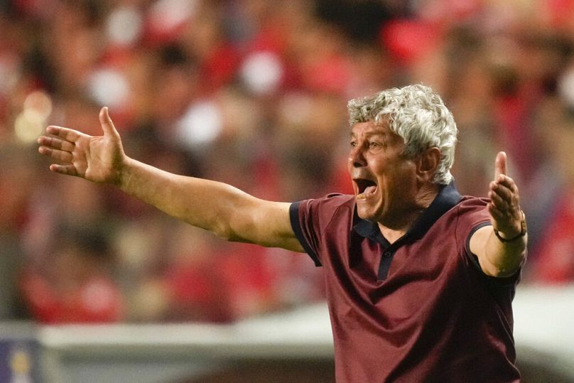 Trener Dynama Mircea Lucescu gestykuluje podczas meczu barażowego Ligi Mistrzów w Lizbonie, sierpień 2022 r.