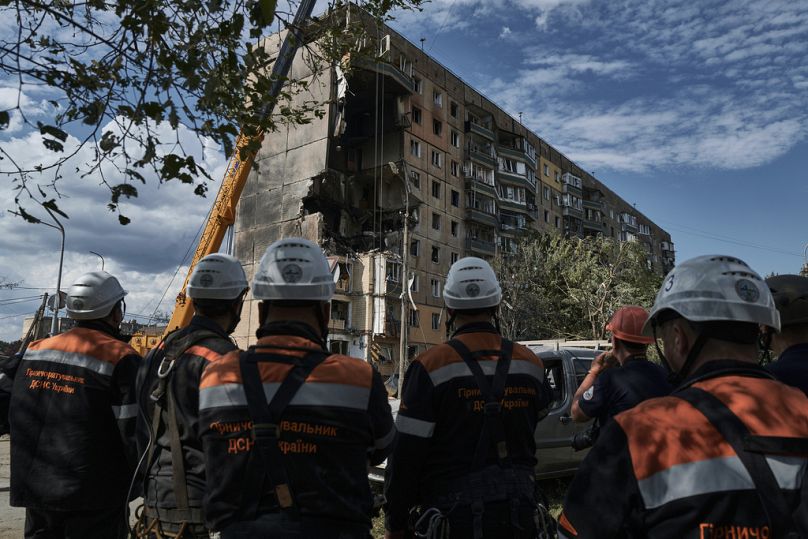 Służby ratunkowe pracują na miejscu uderzenia rakiety w budynek mieszkalny w Krzywym Rogu, lipiec 2023 r