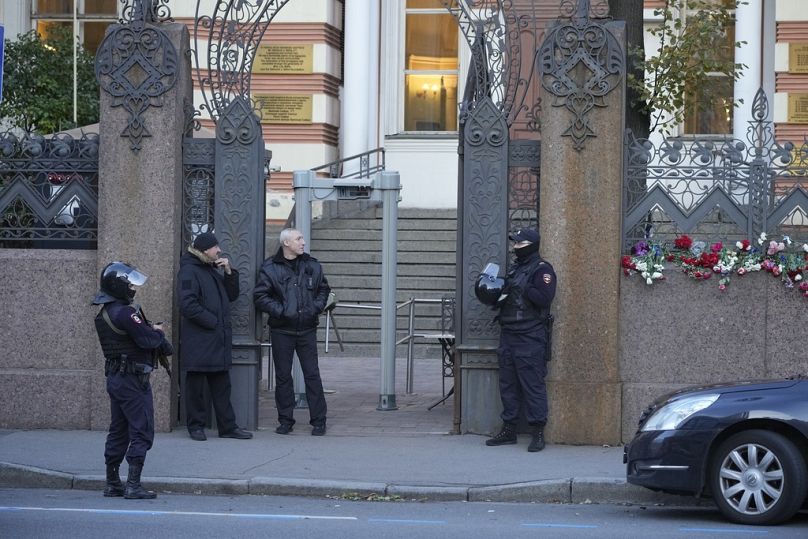 Uzbrojeni policjanci stoją na straży przed główną synagogą w Petersburgu, październik 2023 r