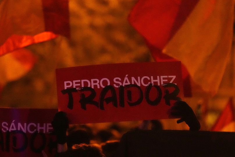 Tabliczka z napisem „Pedro Sanchez, zdrajca” zostaje podniesiona podczas protestu prawicowych demonstrantów w pobliżu siedziby hiszpańskiej Partii Socjalistycznej w Madrycie.