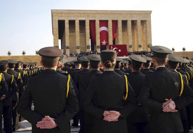 Młodzi oficerowie armii tureckiej stoją przy mauzoleum ojca założyciela narodu Mustafy Kemala Ataturka podczas ceremonii w Ankarze, 10 listopada 2018 r.