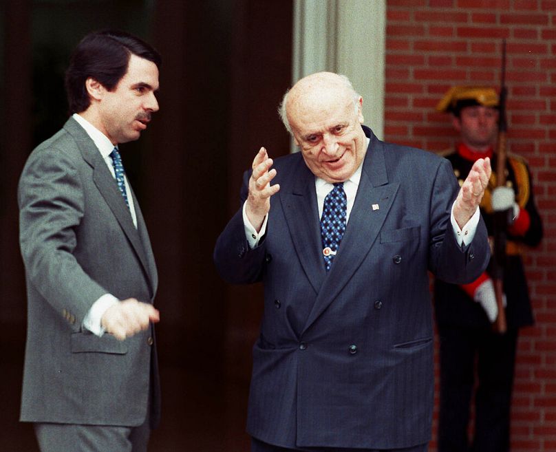 Premier Turcji Sulejman Demirel (z prawej) gestykuluje podczas rozmowy fotograficznej z premierem Hiszpanii Jose Marią Aznarem w Pałacu Moncloa w Madrycie, marzec 1998 r.