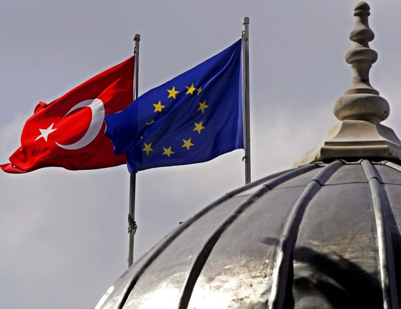 Flagi Turcji i Unii Europejskiej nad kopułą meczetu w Stambule, październik 2005 r