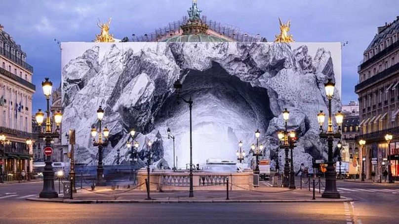 Palais Garnier w Paryżu przedstawia tło jaskini dla nowego projektu tanecznego JR, Thomasa Bangaltera i Damiena Jaleta.