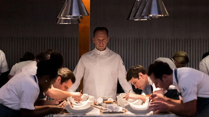 Ralph Fiennes jako niebezpiecznie rozczarowany szef kuchni w „The Menu”.