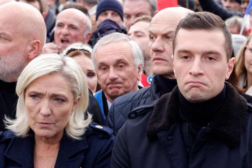 W marszu biorą udział francuska skrajnie prawicowa partia Rassemblement National (RN), posłanka do parlamentu Marine Le Pen (po lewej) i mieszkanka francuskiej RN Jordan Bardella (po prawej)