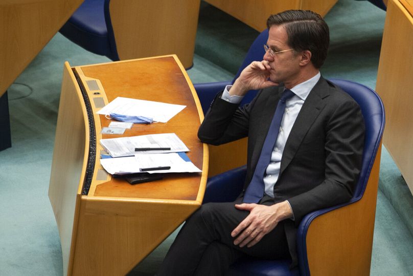 Na tym zdjęciu z akt tymczasowy premier Holandii Mark Rutte przysłuchuje się debacie w parlamencie