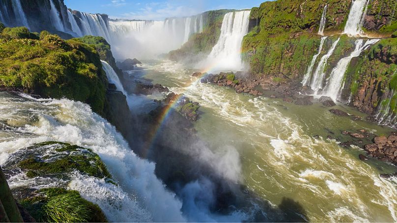 Wodospady Iguazu, na granicy z Argentyną, uważane są za jedne z najbardziej spektakularnych wodospadów na świecie.