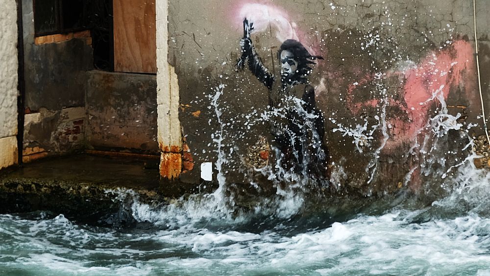 Renowacja w Wenecji zanikającego arcydzieła Banksy'ego wywołuje gniew wśród artystów