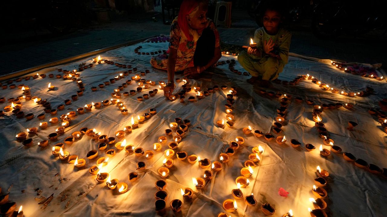 Hinduska (po lewej) uczestniczy w ceremonii z okazji Diwali, święta świateł, w świątyni Somi Narin w Karaczi w Pakistanie, niedziela, 12 listopada 2023 r.