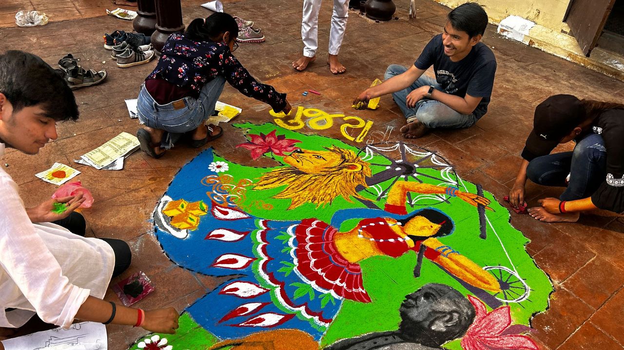 Studenci Uniwersytetu Allahabad tworzą Rangoli w ramach obchodów Diwali w Prayagraj w Indiach, czwartek, 9 listopada 2023 r.