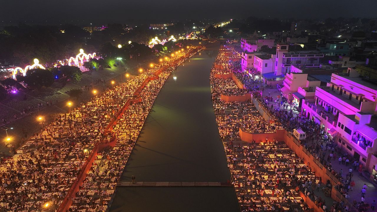 Lampy oświetlają brzegi rzeki Saryu w przeddzień hinduskiego święta Diwali w Ajodhji w Indiach, sobota, 11 listopada 2023 r.