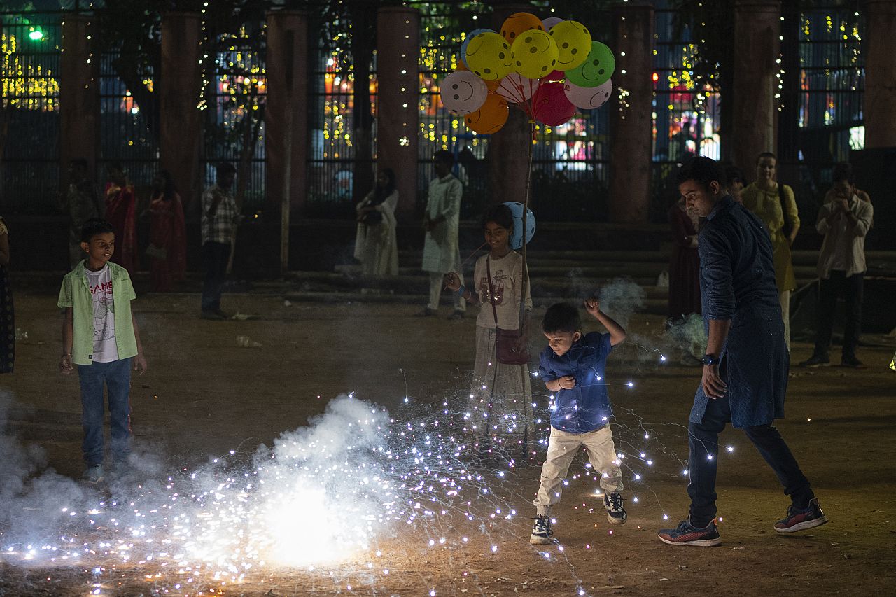 Ludzie zapalają petardy podczas festiwalu świateł Diwali w Bombaju w Indiach, niedziela, 12 listopada 2023 r.