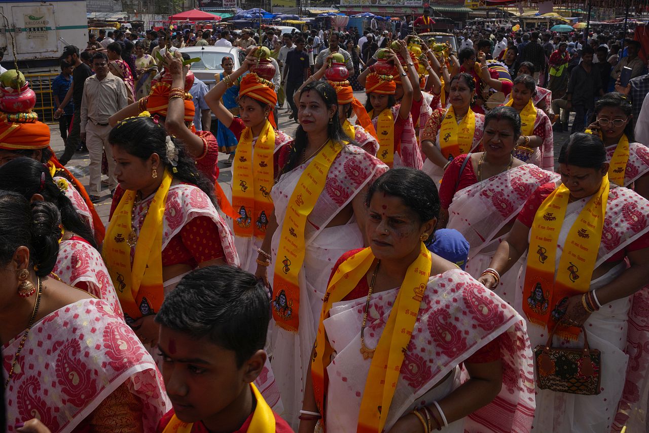 Hinduscy wielbiciele biorą udział w procesji religijnej podczas Diwali, hinduskiego święta świateł w Hyderabad w Indiach, niedziela, 12 listopada 2023 r.