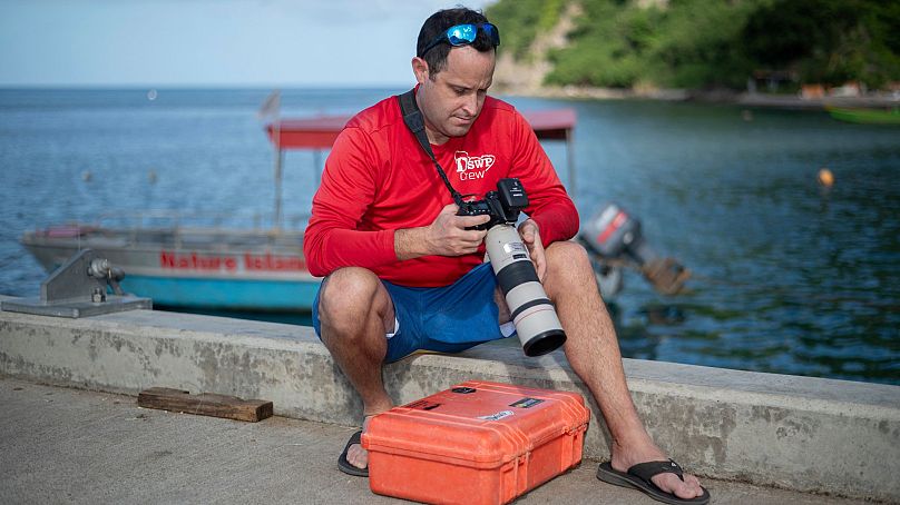 Shane Gero jest biologiem zajmującym się wielorybami i założycielem projektu Dominica Sperma Whale Project