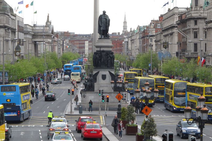 PLIK: Najszerszy bulwar irlandzkiej stolicy, O'Connell Street, jest zapełniony autobusami i osobami dojeżdżającymi do pracy w godzinach szczytu wieczornego w Dublinie, 30 kwietnia 2012 r.