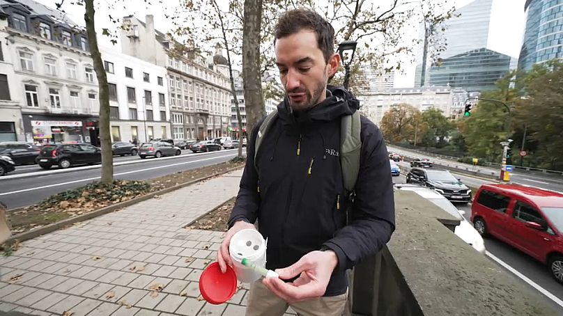 Pierre Dornier, dyrektor Les chercheurs d'air, poprosił ochotników o zmierzenie poziomu zanieczyszczeń w swoich domach za pomocą tych rurek.