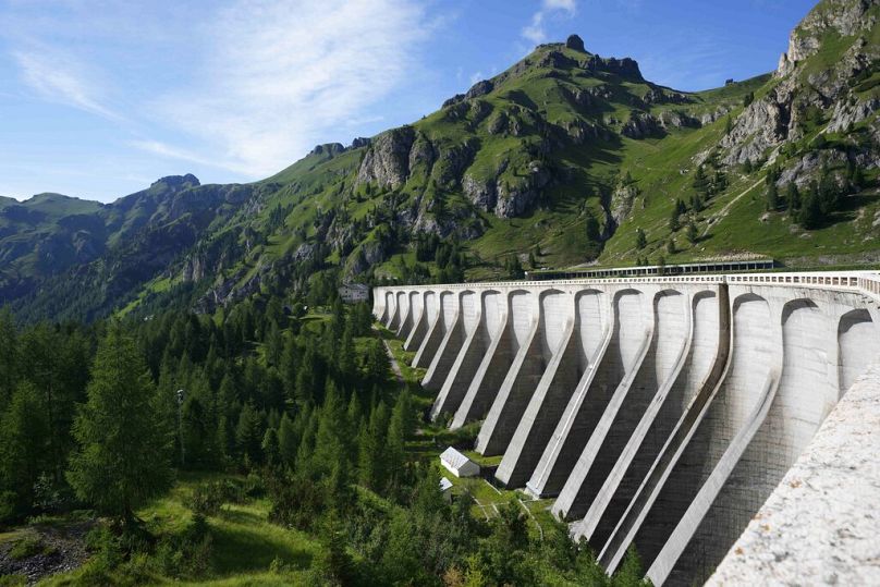 Widok na groblę w Passo Fedaia na lodowcu Marmolada we włoskich Alpach, lipiec 2022