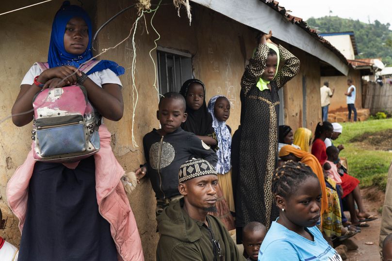 Mieszkańcy czekają w kolejce po szczepionkę przeciwko wirusowi Ebola w Beni w Kongo, DRK, 13 lipca 2019 r.