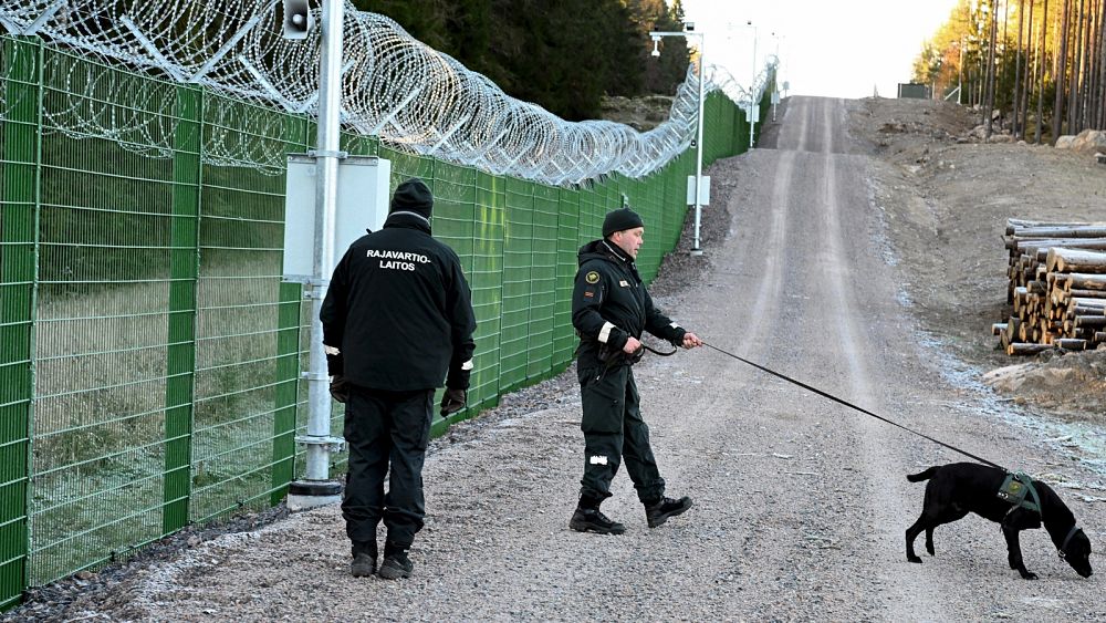 Rosja stosuje taktykę „wojny hybrydowej”, aby wypchnąć migrantów przez granicę fińską