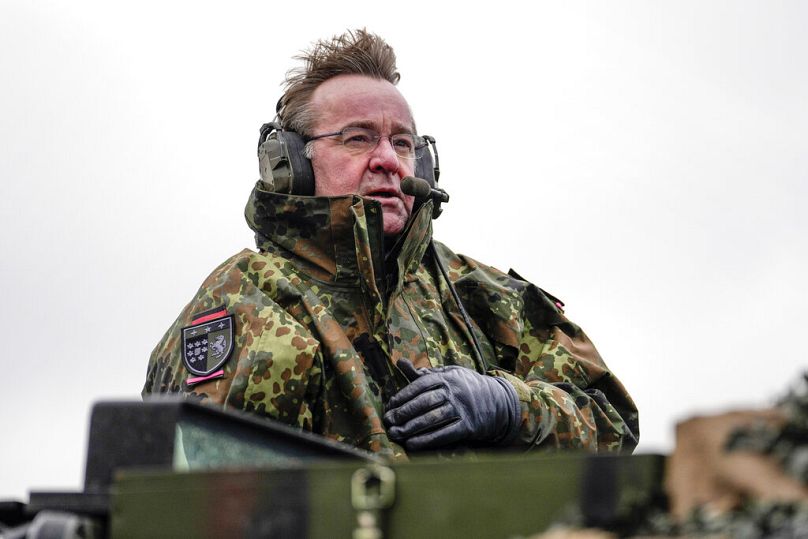 Minister obrony Niemiec Boris Pistorius siedzi na czołgu Leopard 2 podczas wizyty w batalionie czołgów 203 Bundeswehry w Augustdorfie w Niemczech.