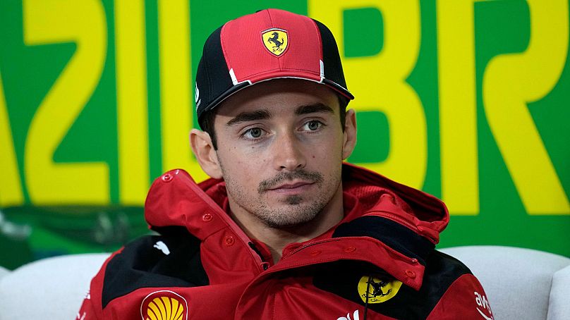 Kierowca Ferrari Charles Leclerc z Monako bierze udział w konferencji prasowej przed Grand Prix Brazylii Formuły 1 na torze wyścigowym Interlagos w Sao Paulo w Brazylii.