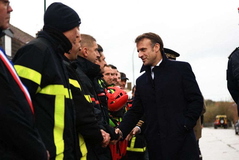 We wtorek prezydent Emmanuel Macron ściska dłonie członkom ekip ratowniczych w Blendecques w północnej Francji