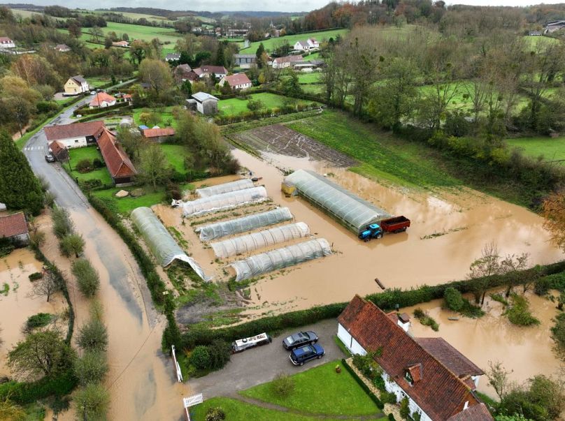 Koszmar dla rolników: zalane gospodarstwo w miejscowości Montcravel w Pas-de-Calais