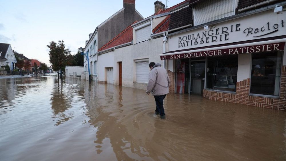 W niektórych częściach Francji ogłoszono stan wyjątkowy w związku z ulewnymi opadami deszczu i powodziami