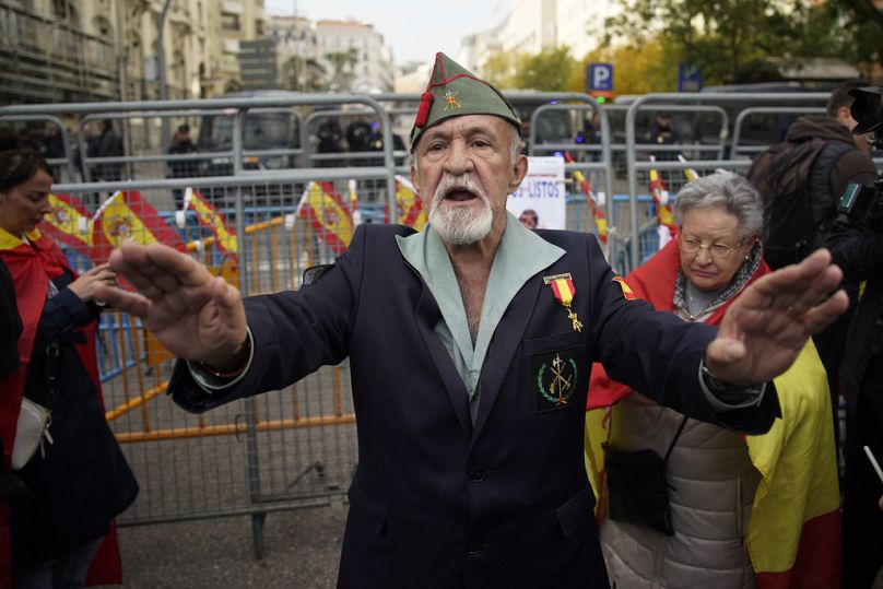 Demonstranci protestują przeciwko porozumieniu hiszpańskich socjalistów o przyznaniu amnestii katalońskim separatystom w zamian za wsparcie nowego rządu.