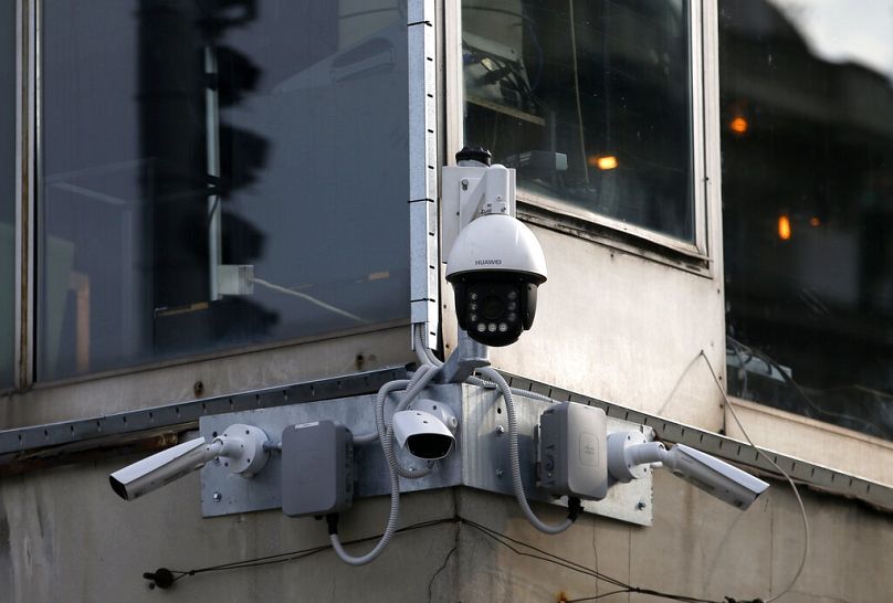 zaawansowane technologicznie kamery wideo wiszą w biurowcu w centrum Belgradu, wrzesień 2019 r
