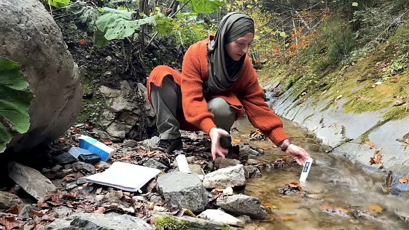 Hajrija Čobo, nauczycielka języka angielskiego, sprawdza czystość wody