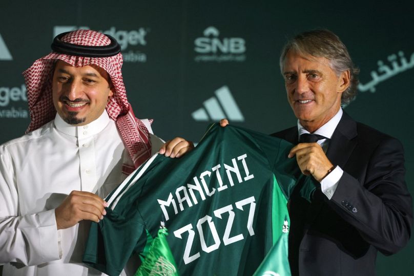 Mancini (z prawej) jest nowym trenerem reprezentacji Arabii Saudyjskiej