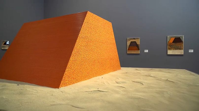 Pomysł wystawy Mastaba powstał już w latach 70. XX wieku.  Pomysł jest taki, aby być wielką piramidą zbudowaną z ułożonych w stos beczek po ropie