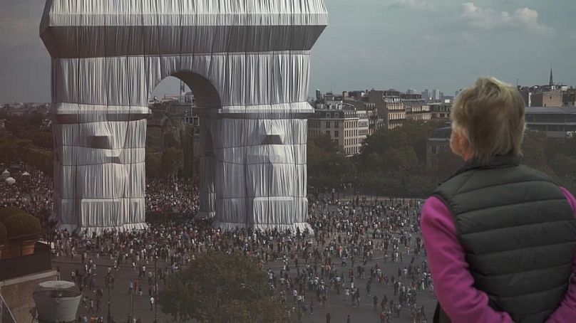 Wolfgang Volz, fotograf Christo i Jeanne-Claude, podziwia zdjęcie 50-metrowego Łuku Triumfalnego w Paryżu, kiedy zostało zapakowane w 2021 roku