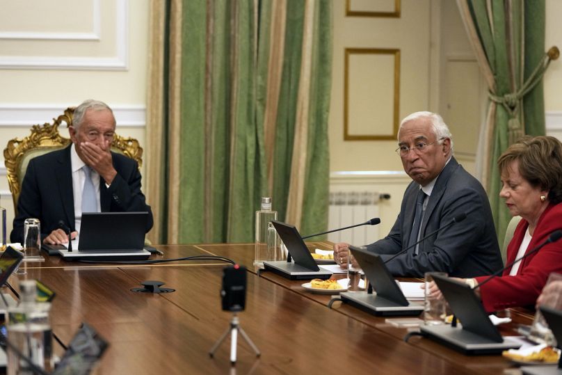 Ustępujący premier Portugalii Antonio Costa (w środku) i prezydent Marcelo Rebelo de Sousa odeszli.