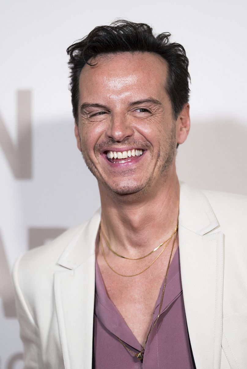 Andrew Scott pozuje dla fotografów po przybyciu na galę rozdania nagród GQ Men of the Year w Londynie, środa, 15 listopada 2023 r.