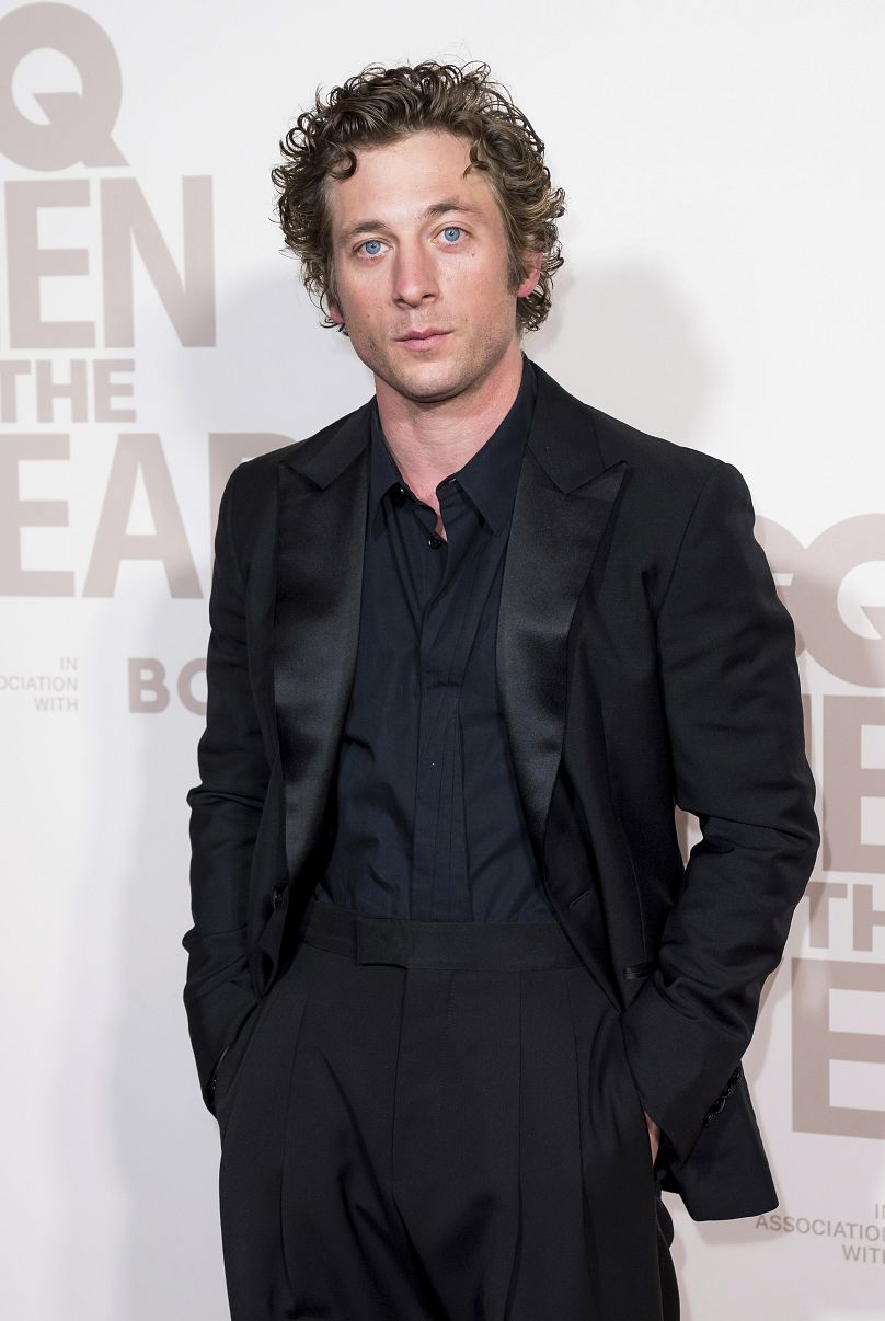 Jeremy Allen White pozuje dla fotografów po przybyciu na galę rozdania nagród GQ Men of the Year w Londynie, środa, 15 listopada 2023 r.